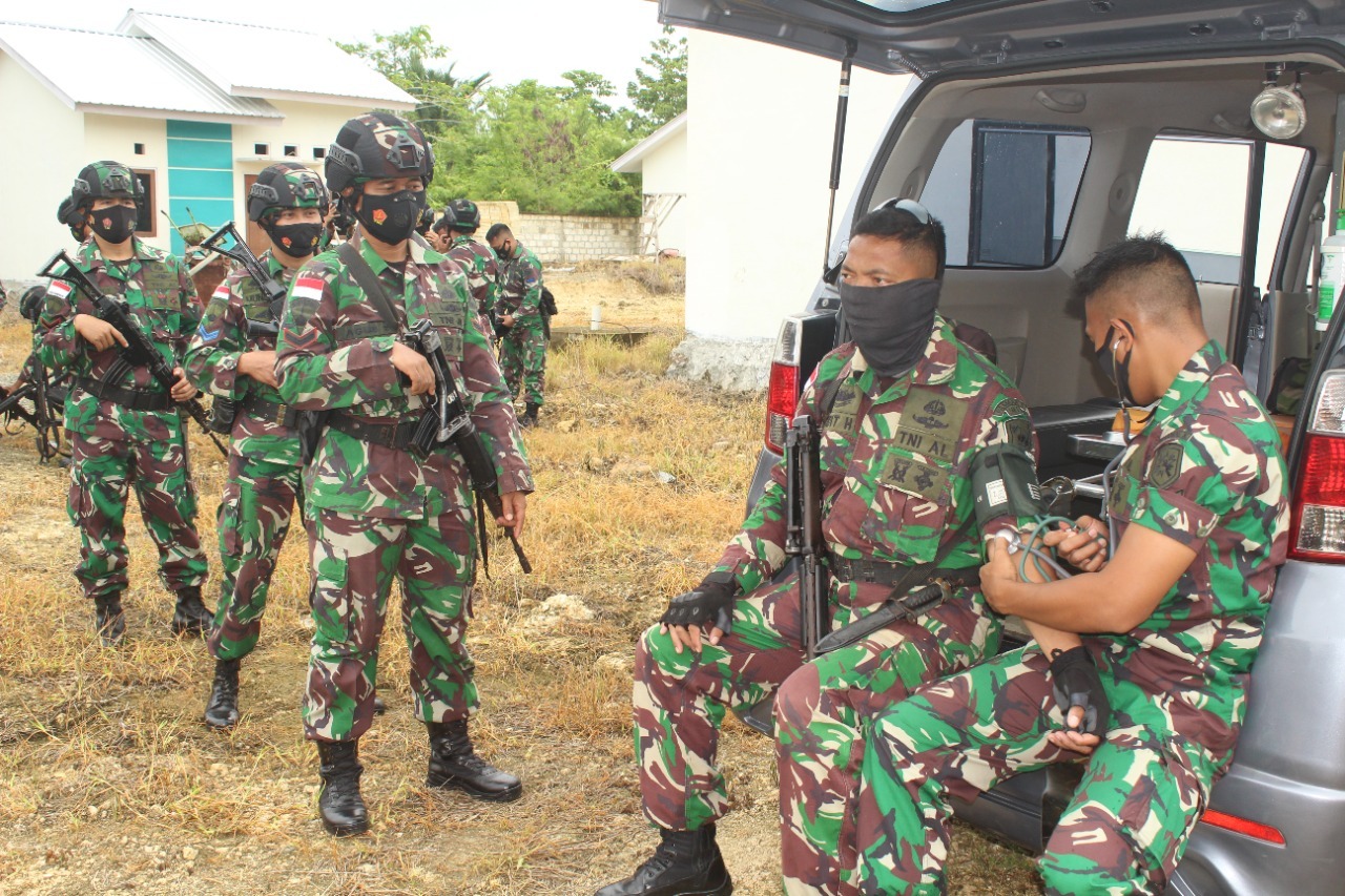 PRAJURIT YONMARHANLAN X JAYAPURA PASMAR 3 LAKSANAKAN LATIHAN KETAHANAN ...