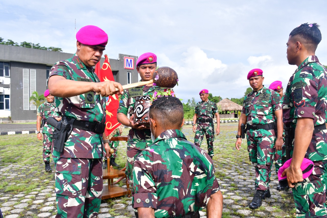 KOMANDAN PASMAR 3 PIMPIN UPACARA TRADISI PENERIMAAN BINTARA REMAJA