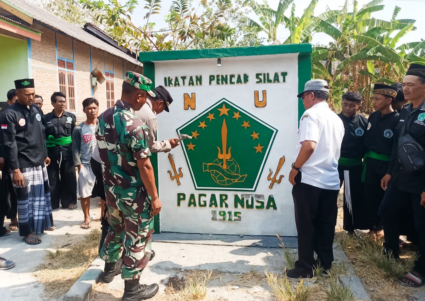 Petugas Gabungan Di Temayang Bojonegoro Dampingi Pembongkaran Tugu ...