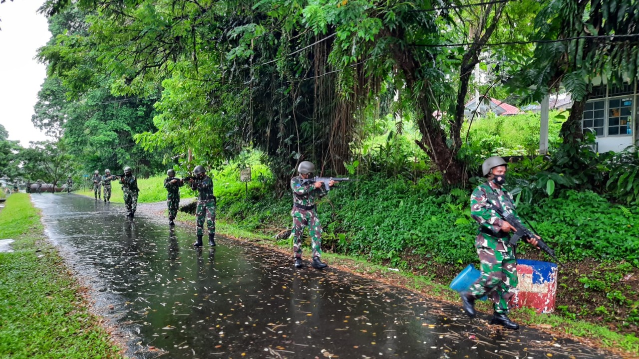 ASAH NALURI TEMPUR, PRAJURIT YONMARHANLAN IX AMBON PASMAR 3 LAKSANAKAN ...