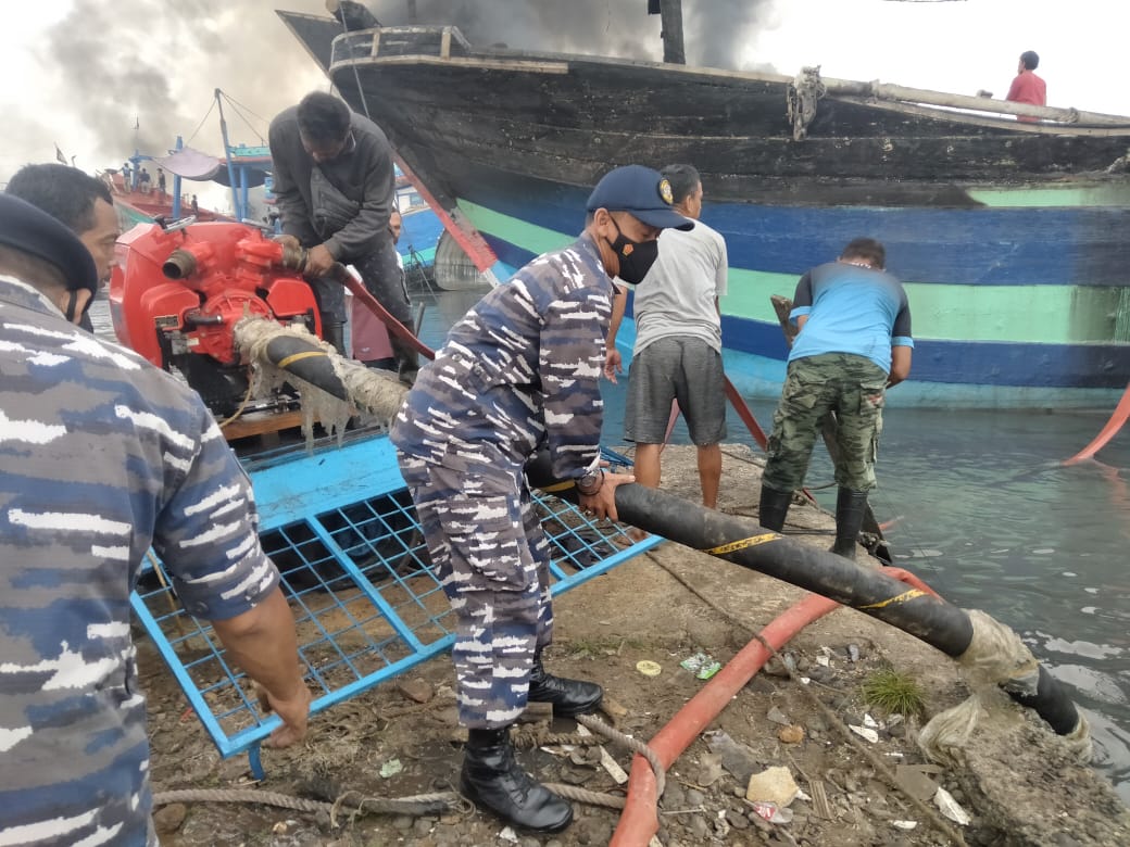 Belasan Kapal Terbakar, TNI AL Dikerahkan Atasi Kebakaran Di Pelabuhan ...