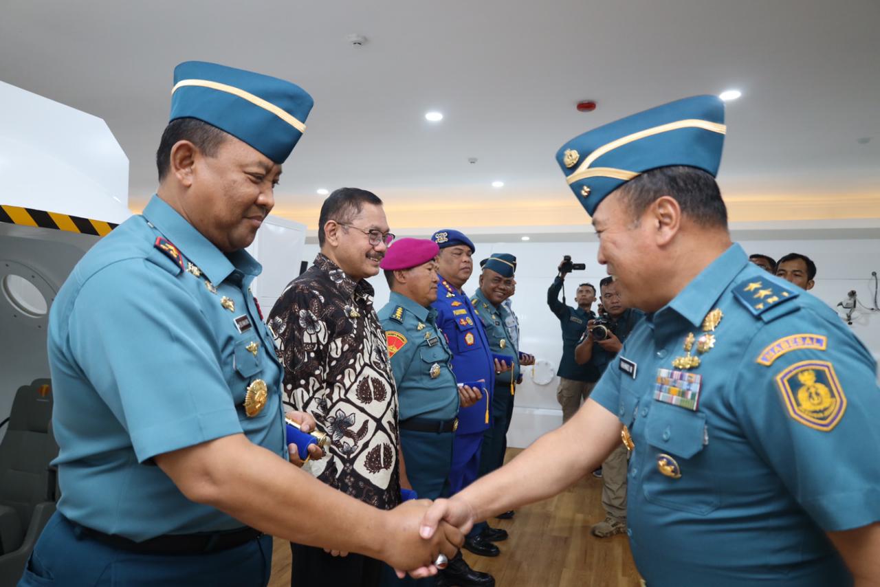 Danlantamal V Terima Brevet Kehormatan Kesehatan Penyelaman Dan ...