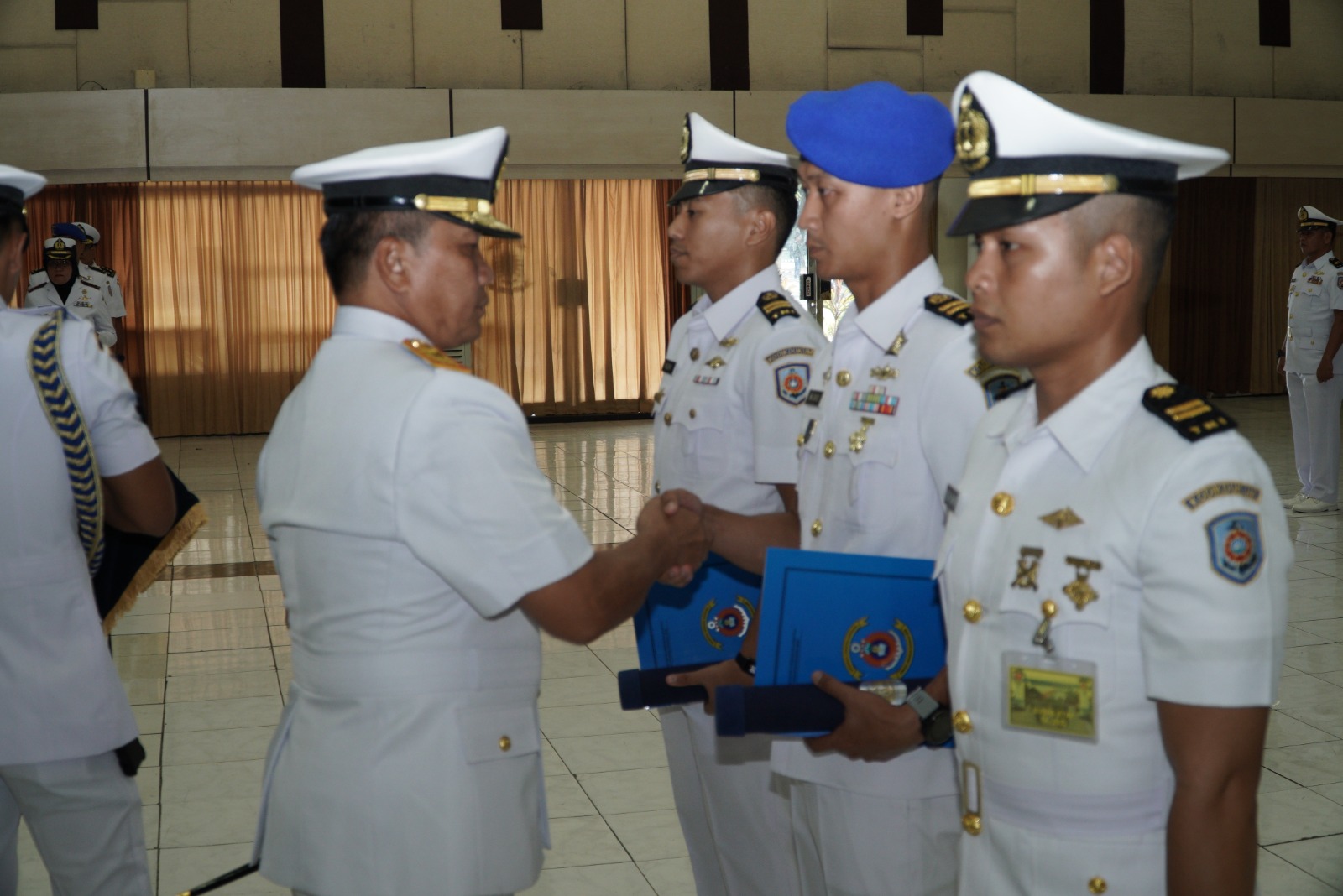 Dankodikdukum Kodiklatal Resmi Tutup Tiga Pendidikan Strata Perwira Tni